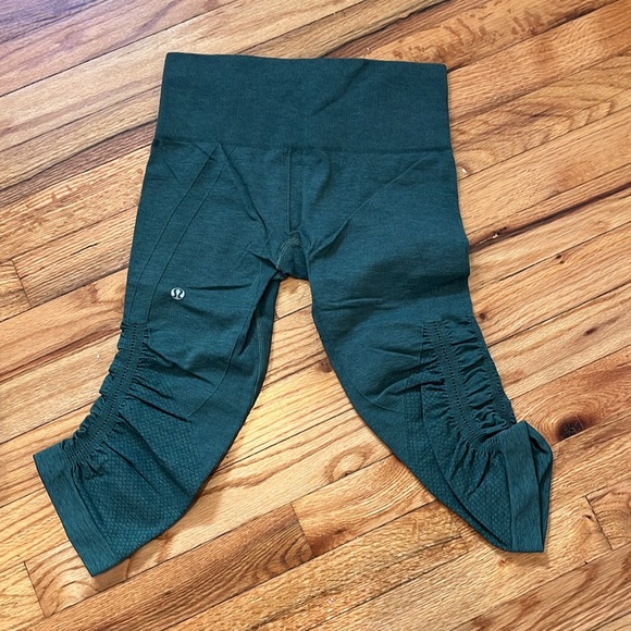 Lululemon in the flow crop - Picture 3 of 4